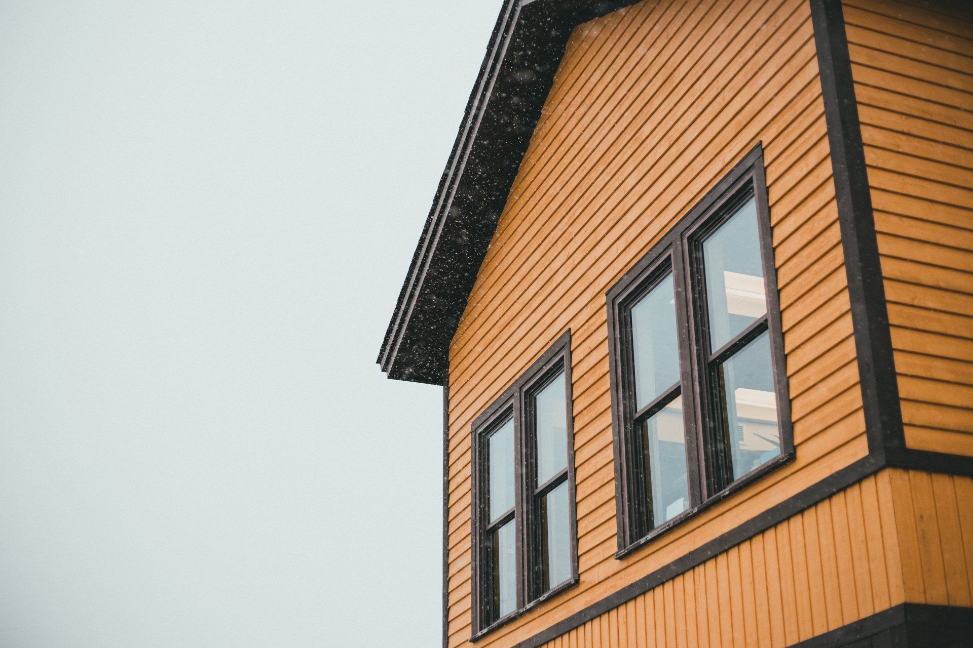 What are the signs that you need a siding replacement